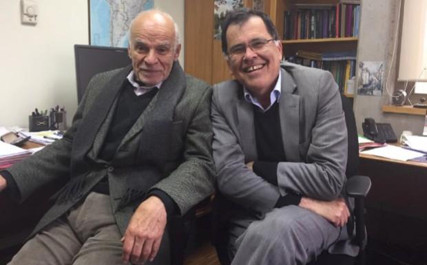 Los académicos del DGF, Humberto Fuenzalida y Patricio Aceituno, en la oficina que compartieron en 2019 (imagen: Patricio Aceituno).