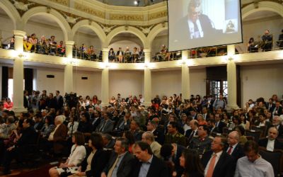 Ceremonia oficial de aniversario de la U. de Chile distingue a nuevos profesores titulares