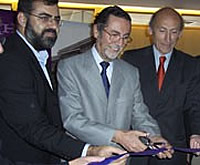 De izquierda a derecha: Ricardo Baeza, Director del Centro; Víctor Pérez V., Rector de la Universidad y Francisco Brieva, Decano de la Facultad.