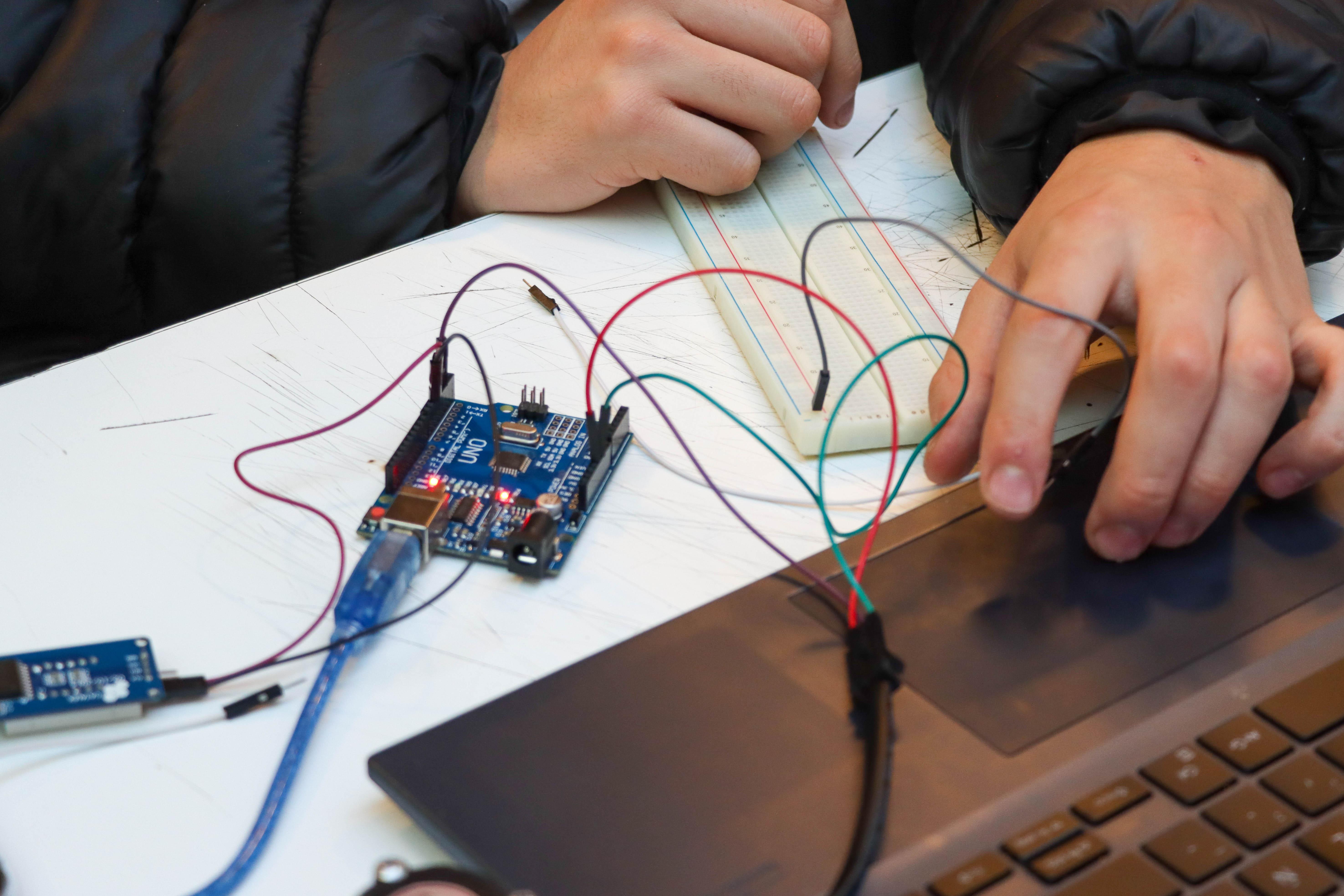 Estudiantes de primer año eligen sus desafíos: Nuevo sistema de ingreso potencia el interés por la ciencia y la ingeniería desde el inicio