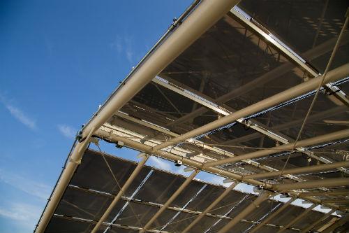 Los paneles de la Terraza Solar Beauchef 851 poseen un sistema fotovoltaico conectado a red con módulos fotovoltaicos semitransparentes de integración arquitectónica.