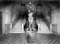 La estatua mitológica de la diosa Minerva, ubicada el vestíbulo del edificio, fue un regalo del Instituto de Ingenieros 