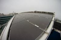 La Terraza Solar está compuesta por 124 paneles solares fotovoltaicos semitransparentes.