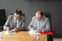 El convenio fue firmado por Enrique Alcalde, Presidente de la Fundación Aninat, y Patricio Aceituno, Decano de la FCFM.