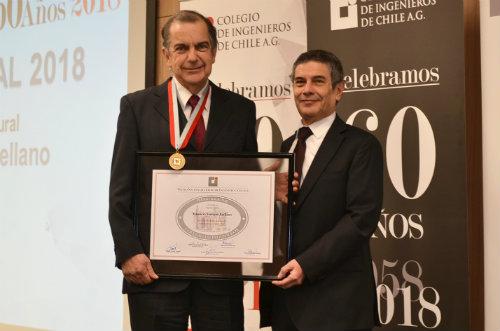 El presidente del gremio, Cristian Hermansen, entregó el premio al Prof. Mauricio Sarrazín.