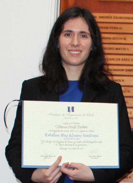 Catalina Álvarez, egresada de Ingeniería Civl en Computación, recibió el premio Marcos Orrego Puelma.