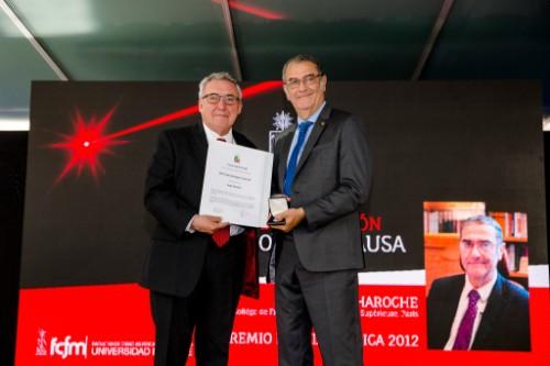 El rector Ennio Vivaldi hizo entrega de la medalla Doctor Honoris Causa a Serge Haroche.
