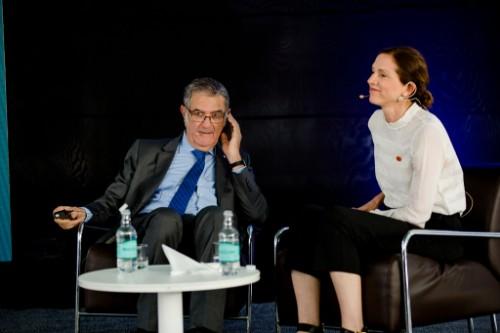 Serge Haroche junto a Laura Sprechmann, Deputy CEO de Nobel Media, durante la ronda de preguntas.