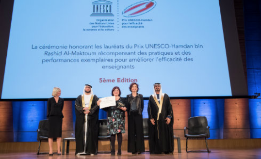 Salomé Martínez recibiendo el premio Unesco-Hamdan bin Rashid Al-Maktoum en París por el proyecto Suma y Sigue.