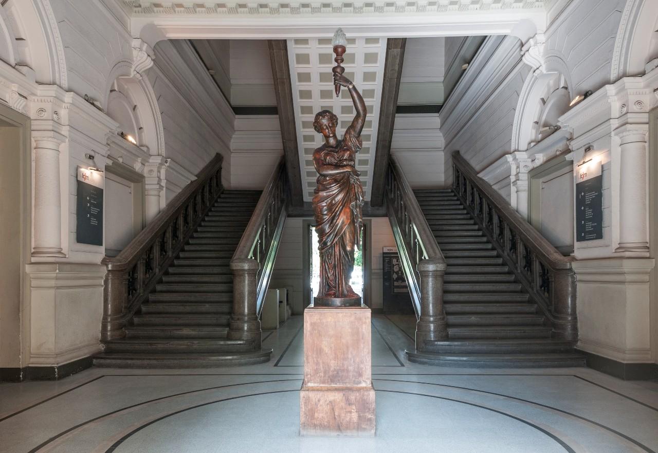 La icónica estatua en el hall de entrada del Edificio Escuela.