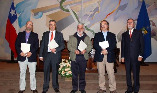 Al centro de la foto, Prof. Roberto Cominetti (DII)