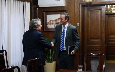 El Decano FAU, Manuel Amaya, el Director de Proyectos Estratégicos (#CPE), Guillermo Crovari, el Coordinador Andrés Weil y el Rector Ennio Vivaldi presentaron al Ministro el proyecto Wiki Rehue.
