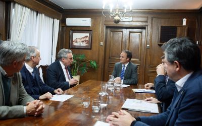 Decano y autoridades FAU presentaron propuesta "Wiki Rehue" a Ministro de Bienes Nacionales.