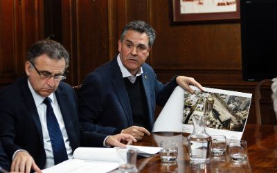 El Decano FAU, Manuel Amaya, el Director de Proyectos Estratégicos (#CPE), Guillermo Crovari, el Coordinador Andrés Weil y el Rector Ennio Vivaldi presentaron al Ministro el proyecto Wiki Rehue.