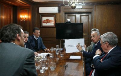Decano y autoridades FAU presentaron propuesta "Wiki Rehue" a Ministro de Bienes Nacionales.
