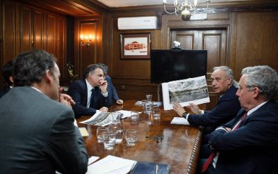El Decano FAU, Manuel Amaya, el Director de Proyectos Estratégicos (#CPE), Guillermo Crovari, el Coordinador Andrés Weil y el Rector Ennio Vivaldi presentaron al Ministro el proyecto Wiki Rehue.