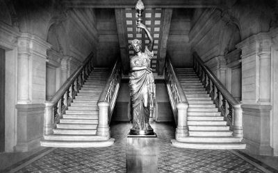 Estatua de la diosa Minerva, regalo del Instituto de Ingenieros cuando fue inaugurado el edificio de la Facultad