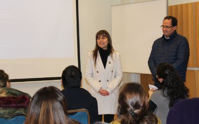 La Dra. Verónica Iglesias, Directora de la Escuela de Salud Pública les dio la bienvenida al inicio de su estadía.