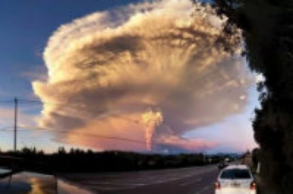 Expertos de la U. de Chile explican el fenómeno y riesgos por erupción en volcán Calbuco