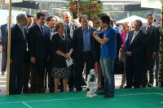 Presidenta Michelle Bachelet conociendo al equipo de robots NAO antes del partido de fútbol