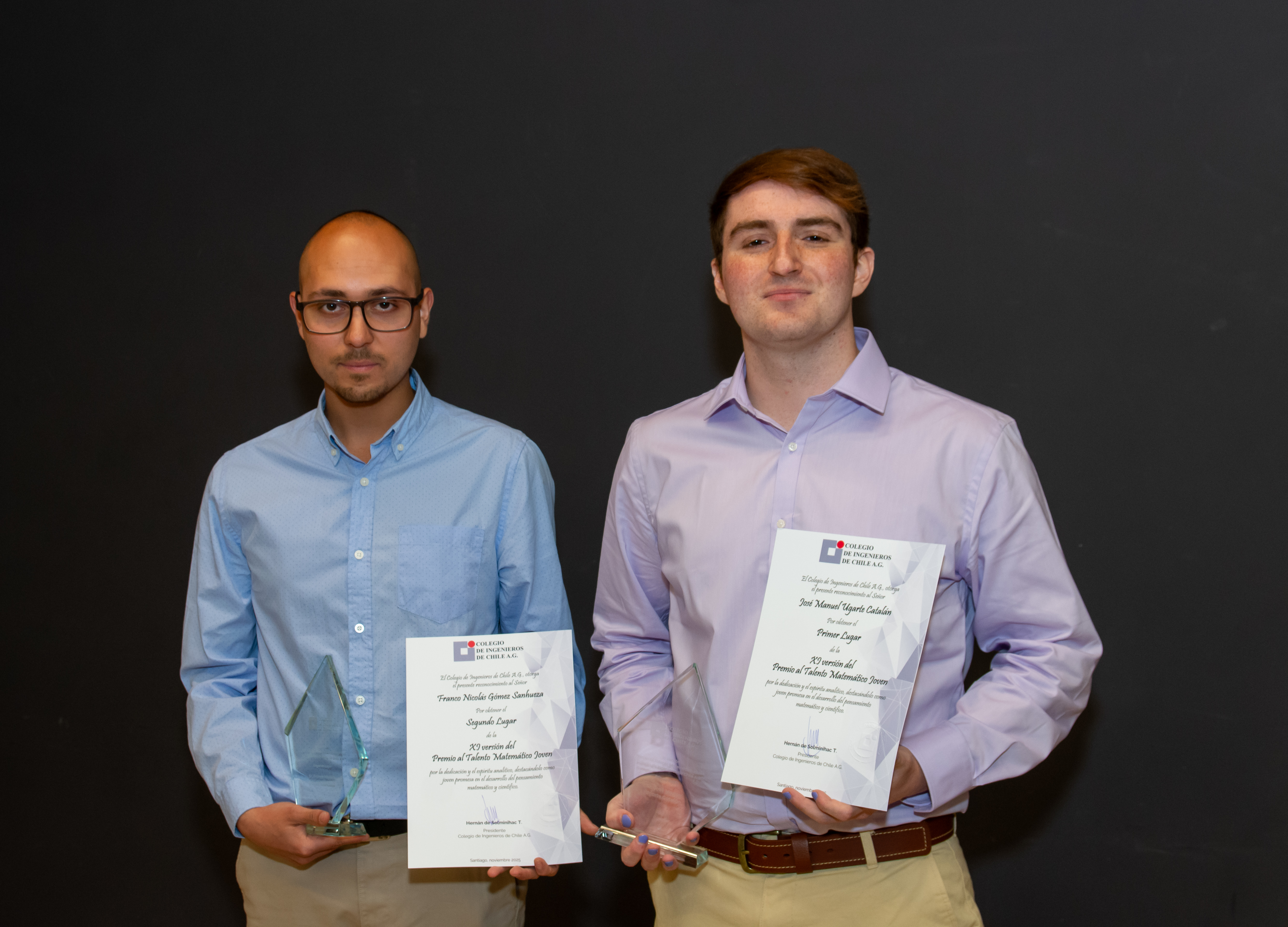 Franco Gómez y José Ugarte con sus premios