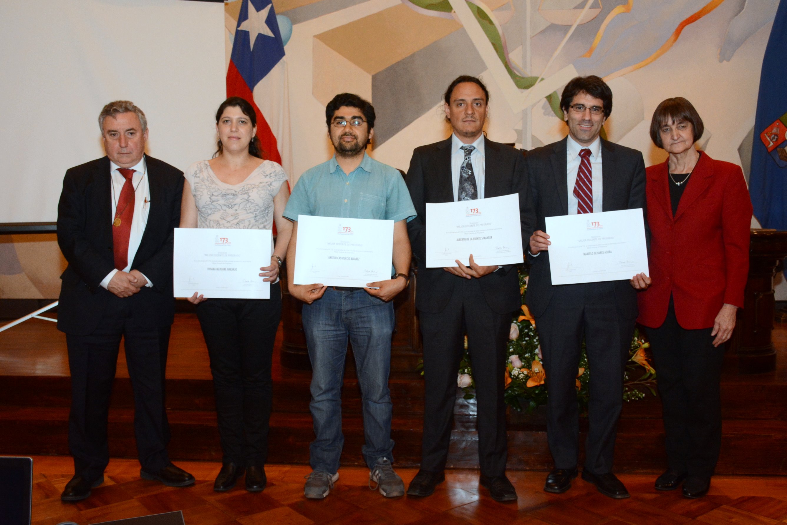 El Rector Ennio Vivaldi junto a los profesores distinguidos de la FCFM y la Vicerrectora Rosa Devés.