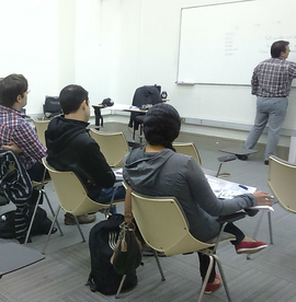 Profesor haciendo clases 