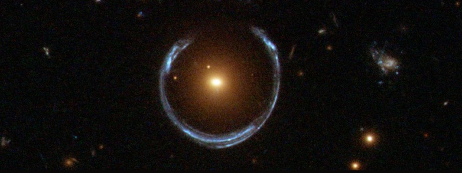 Descubren docenas de lentes gravitacionales que podrían revelar la naturaleza de la materia oscura