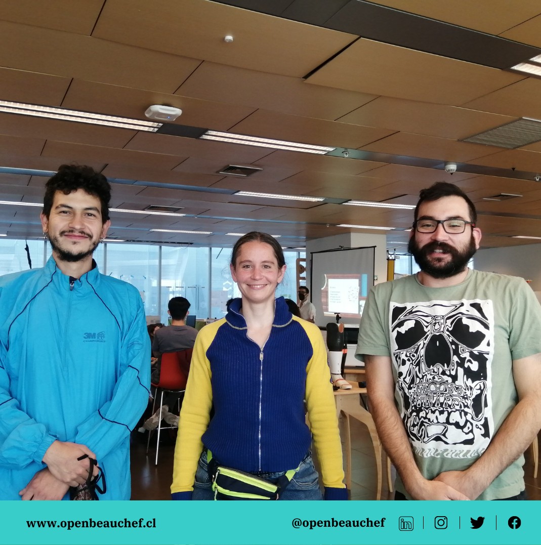 De izq. a der.: Víctor Contreras y Gonzalo Olave, del FabLab de OpenBeauchef, y Karin García, investigadora del CEGA.